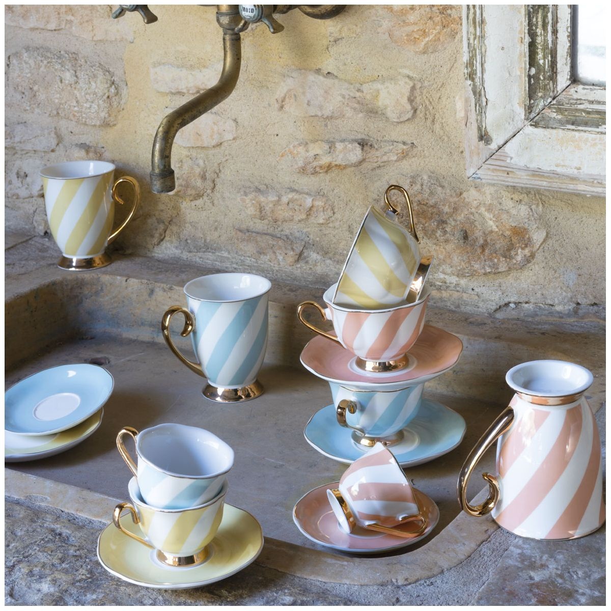 TASSE A CAFE ET S/TASSE MME DE RECAMIER RAYURES PASTEL JAUNE 