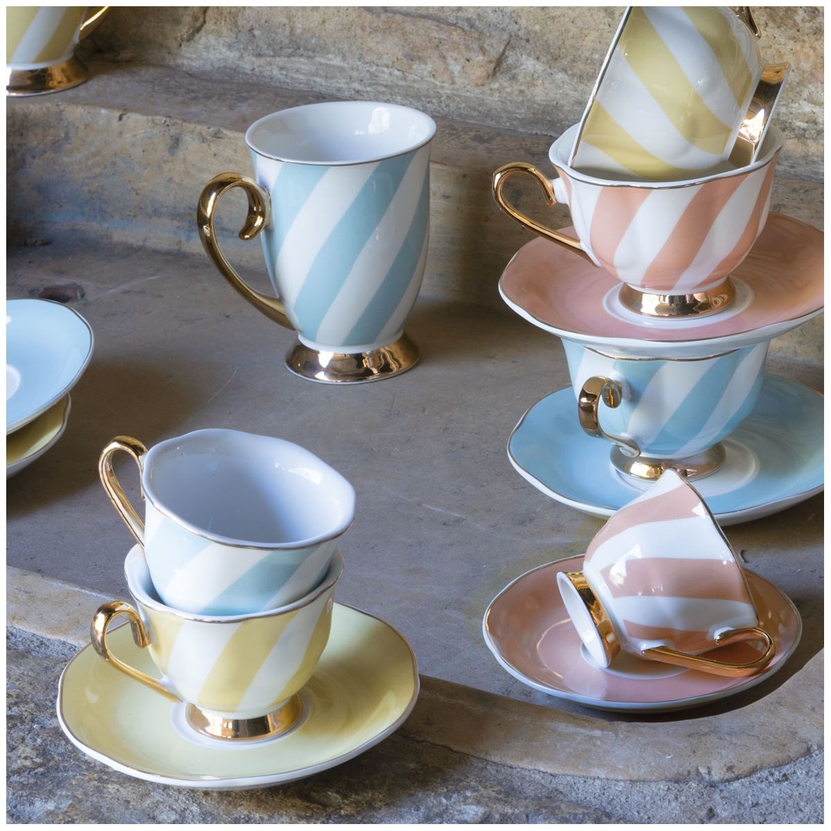 TASSE A CAFE ET S/TASSE MME DE RECAMIER RAYURES PASTEL JAUNE 